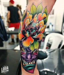 tatuaje_mascara_mostruo_flores_color_pierna_logia_barcelona_vinni_mattos
